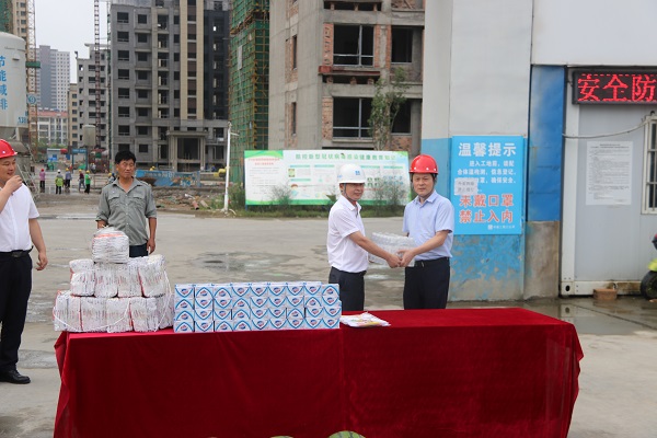 杨晓彬到徽盐地产定远、泗县项目公司发展高温慰问