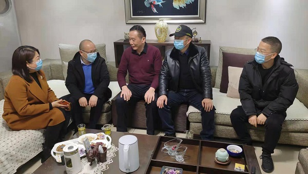 “情系退休老职工 走访慰问暖人心”徽盐地产集团公司组织发展春节慰问活动