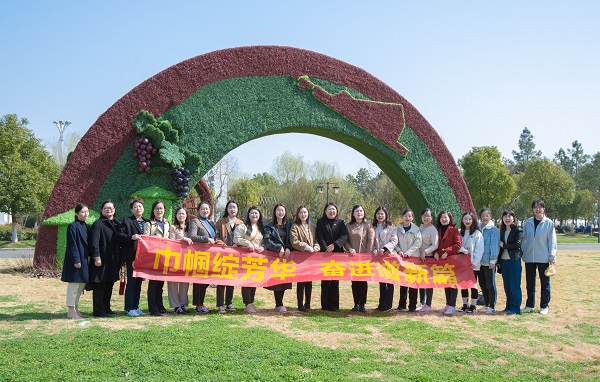 地产集团工会进行妇女节草莓采摘活动